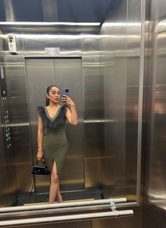 Roshan - puta in Muscat Photo 6 of 11