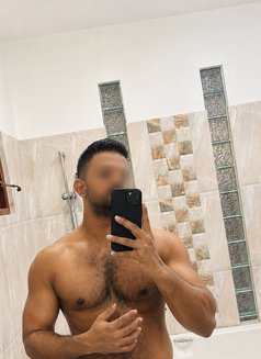 Roshen - Male escort in Colombo Photo 1 of 2