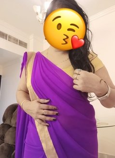 Roshini Devi South Indian MILF Housewife - puta in Dubai Photo 3 of 4