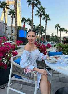 Rosie - puta in Dubai Photo 5 of 7