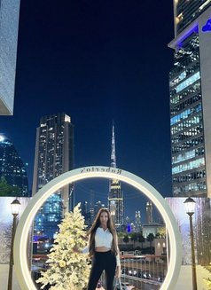 Rosie - puta in Dubai Photo 7 of 7