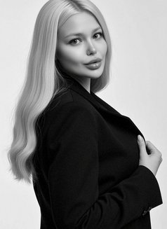 Roxana - escort in Paris Photo 5 of 6