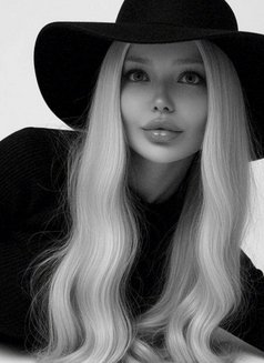 Roxana - escort in Paris Photo 6 of 6