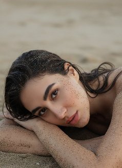 Roxana - puta in Dubai Photo 2 of 3