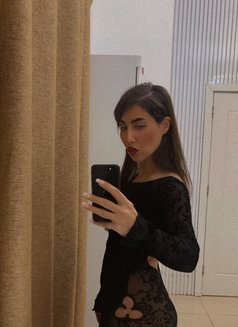 Roxana - puta in Dubai Photo 3 of 3