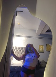 Roxy - escort in Manila Photo 3 of 5