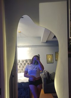 Roxy - escort in Manila Photo 4 of 5