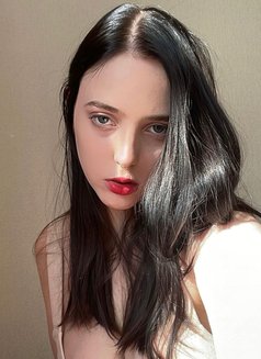 Roxy - puta in Dubai Photo 2 of 19