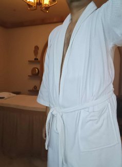 Roy - masseur in Ahmedabad Photo 2 of 3