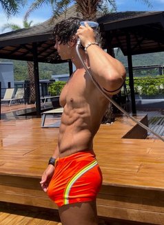 Roy XXXL - masseur in Dubai Photo 1 of 7