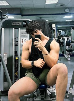 Roy XXXL - masseur in Dubai Photo 6 of 7