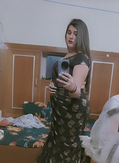 Royal Simmi - Transsexual escort in Surat Photo 17 of 22