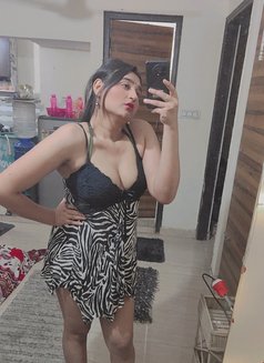 Royal Simmi - Transsexual escort in Surat Photo 20 of 22