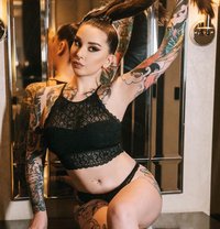 Roza - puta in Al Manama Photo 1 of 8