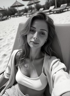 Roze - escort in Beirut Photo 8 of 13