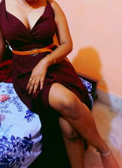 Rozy - escort in Kolkata Photo 2 of 3