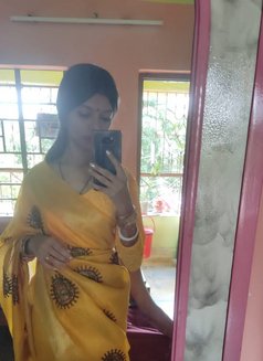 Hot Girl Ruhi - Real and Cam Meet - puta in Kolkata Photo 2 of 2