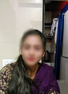 Ruhi Mathur - puta in Mumbai Photo 2 of 3