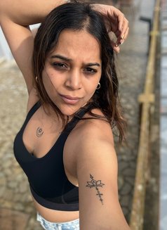 Rupa Bong Beauty - puta in Bangalore Photo 1 of 18