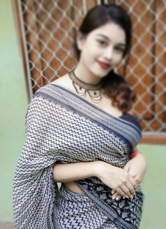RIYANSHI (CAM &REAL MEET)OUT 𝗖𝗔𝗟𝗟 - puta in Bangalore Photo 4 of 4