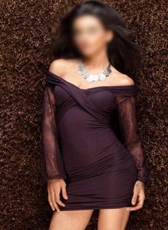 Escorts Near the Park Hotel Cp - puta in New Delhi Photo 1 of 2