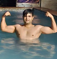 Rv. - Dominador masculino in New Delhi