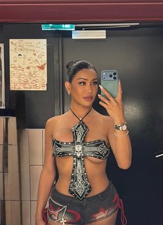 ᴀsɪᴀɴ ɢᴏᴅᴅᴇss ɪɴ ᴇᴀʀʟs xᴏᴜʀᴛ - Transsexual escort in London Photo 15 of 17