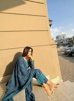 Saara - puta in Dubai Photo 2 of 6
