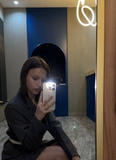 Sabine - puta in Dubai Photo 4 of 9