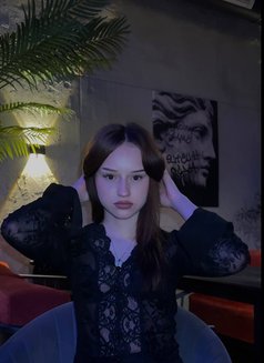 Sabine - puta in Dubai Photo 6 of 9