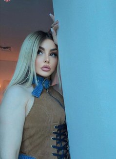 Sabrina Hot Blonde Vip - puta in Muscat Photo 2 of 6