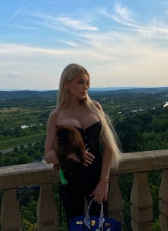 Adrianna - Transsexual escort in Dubai Photo 2 of 9