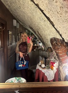 Adrianna - Transsexual escort in Dubai Photo 5 of 9