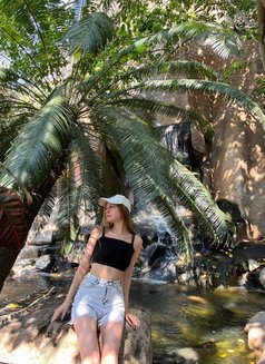 Sabrina - puta in Dubai Photo 3 of 11