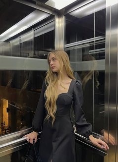 Sabrina - puta in Dubai Photo 10 of 11