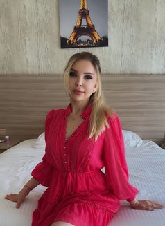 Sabrina - puta in Muscat Photo 6 of 8