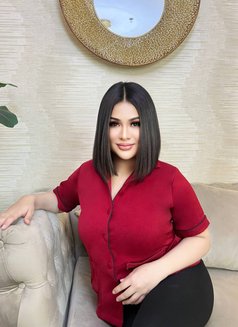 Sabrina professional with massage table - masseuse in Riyadh Photo 1 of 8