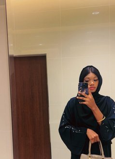 Safeera - puta in Muscat Photo 1 of 2