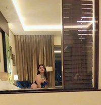 Salin - Acompañantes transexual in New Delhi
