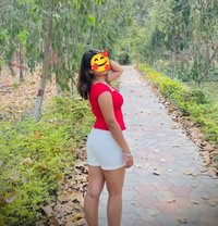 Saloni Basnet hand cash service - puta in Kathmandu