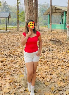 Saloni Basnet hand cash service - puta in Kathmandu Photo 2 of 2