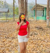 Saloni Basnet hand cash service - puta in Kathmandu