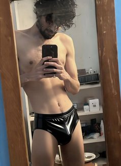 Sam - Male escort in Paris Photo 2 of 3