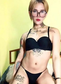 SAM - Transsexual escort in Kuwait Photo 16 of 18