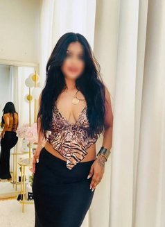 Sam - escort in Doha Photo 2 of 3