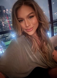 Samantha - Transsexual escort in London Photo 1 of 7