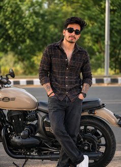 Samar - Acompañantes masculino in New Delhi Photo 2 of 4