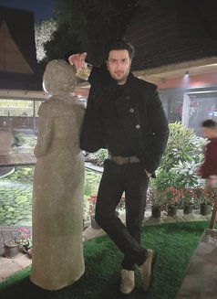 Samuel - Male escort in Singapore Photo 1 of 7