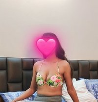 Sonal Cam and real meet - escort in Noida