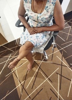 Sandhya Chennai Tamil marriagd girl cam - Intérprete de adultos in Chennai Photo 5 of 5